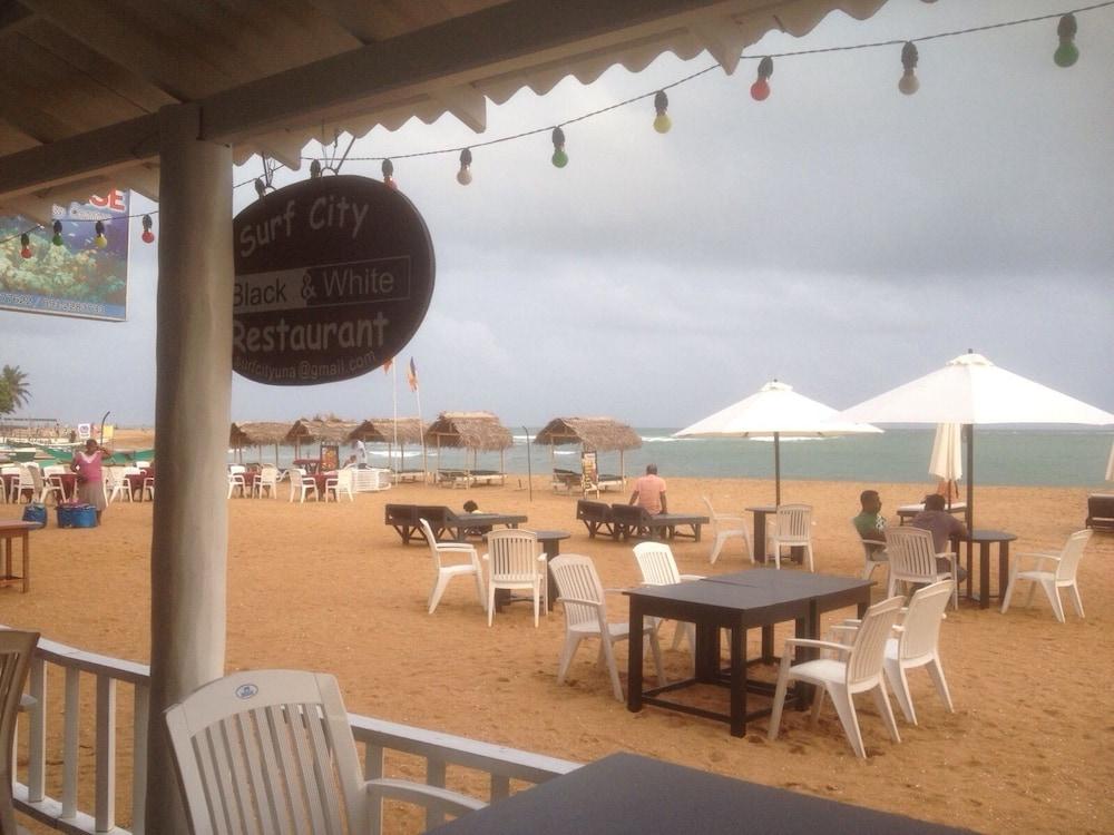 Surfcity Отель Унаватуна